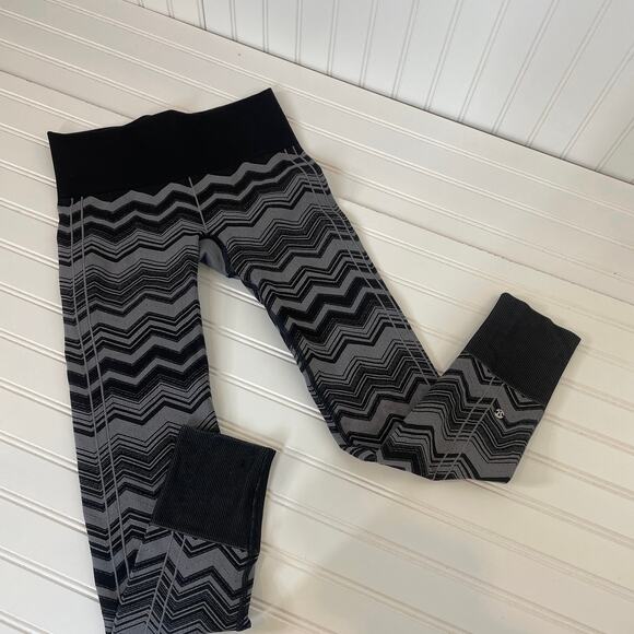 Lululemon Ebb To Street Tight Black Cropped Mid Rise Leggings Size 6 - Picture 1 of 6